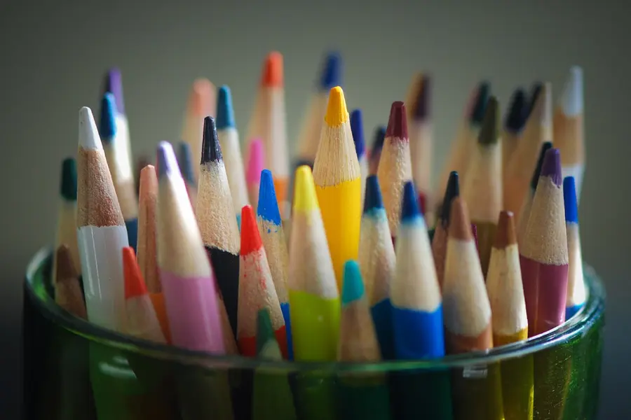 Crayons de couleur taillés dans un pot en verre