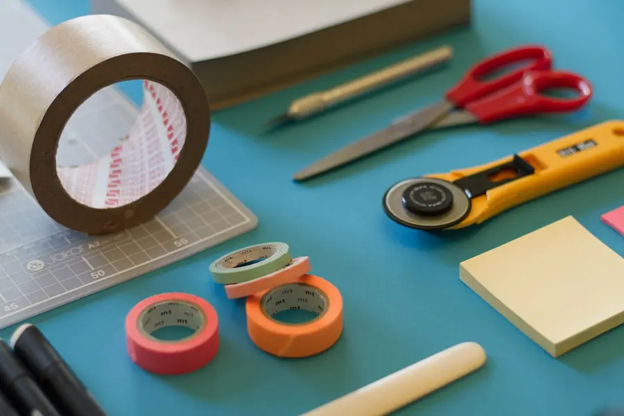 Matériel d’atelier créatif : post-its, rubans adhésifs et ciseaux