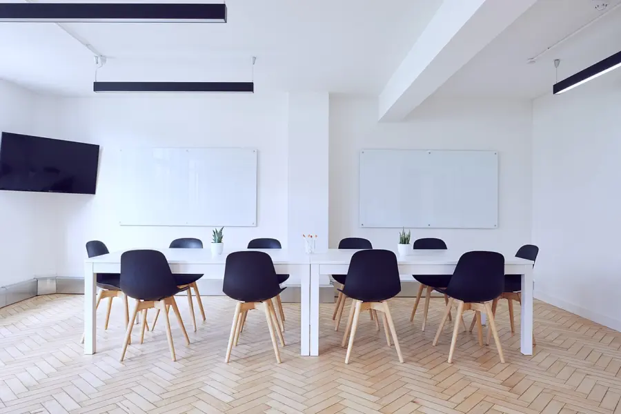 Salle de réunion lumineuse prête pour un atelier