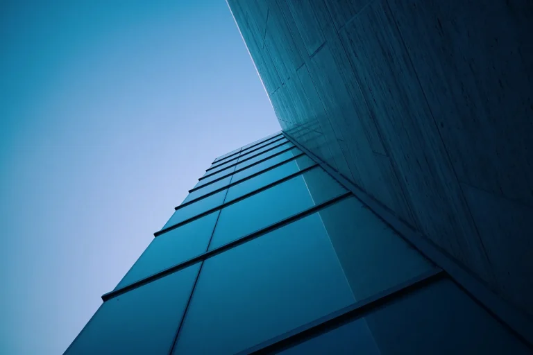 Façade de verre d'un immeuble de bureaux moderne