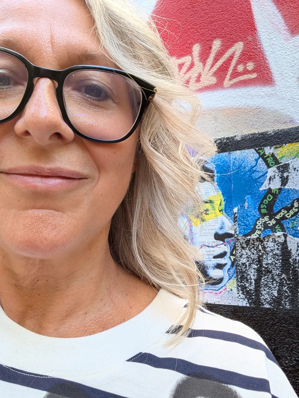 Magali Madec devant un mur de street art