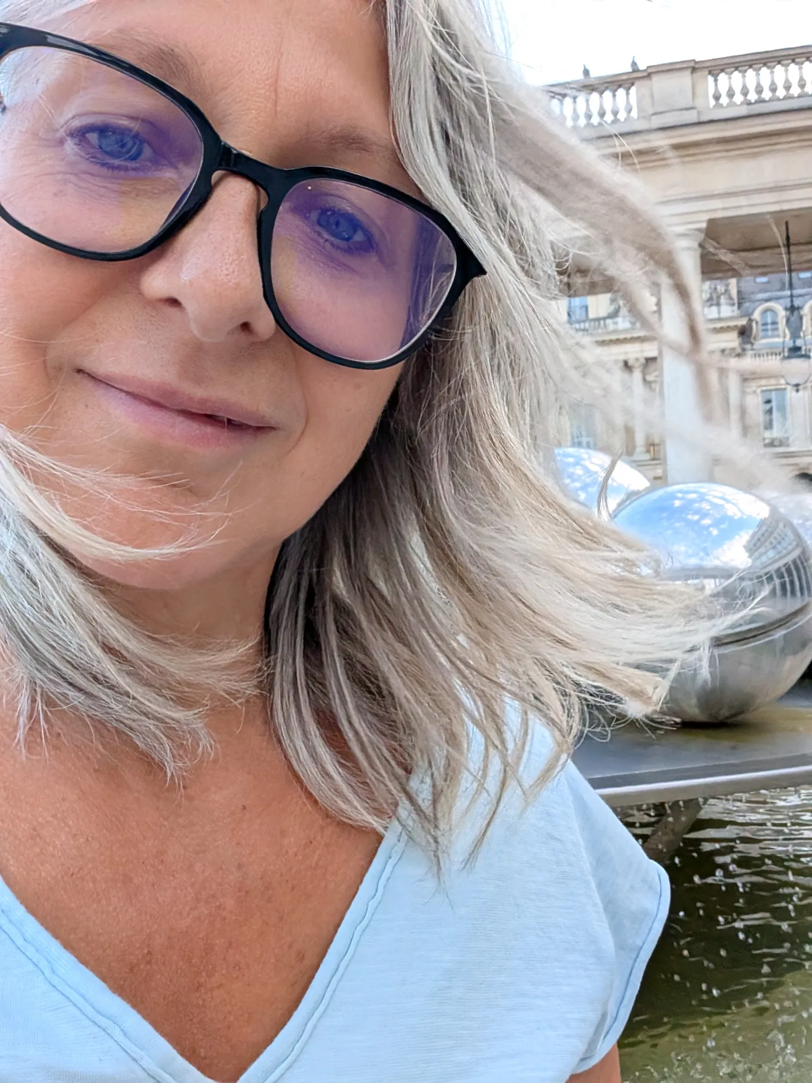 Magali Madec, portrait (selfie au Palais-Royal) Magali Madec